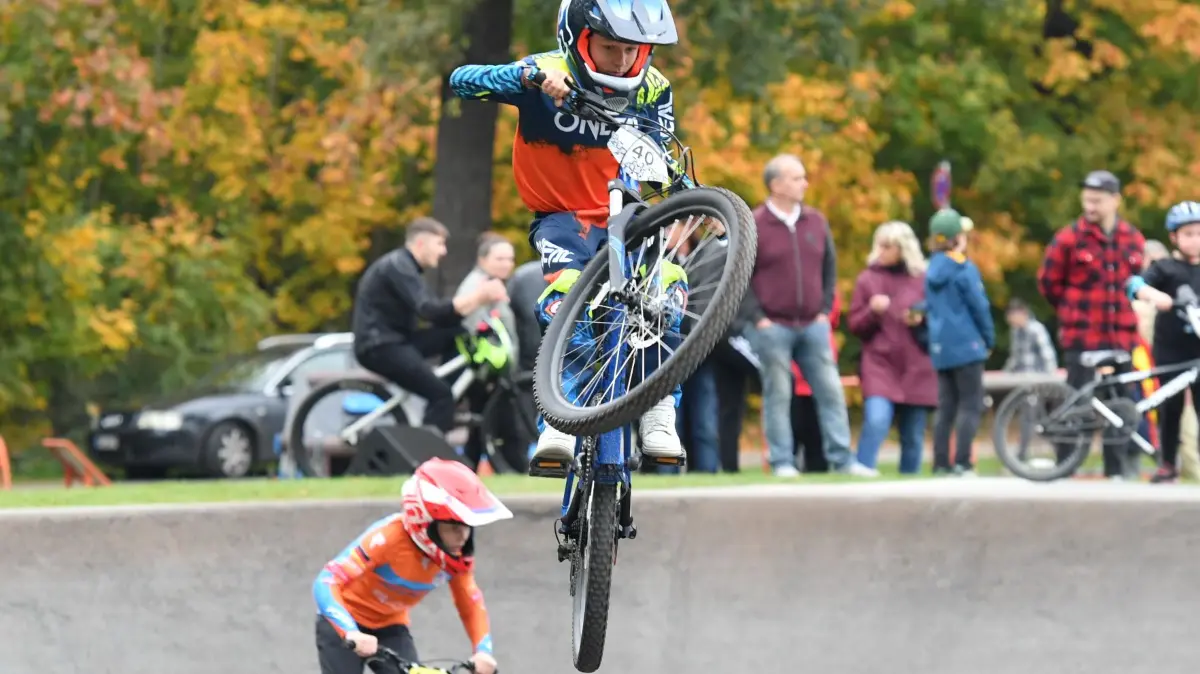 Spektakuläre Bilder - Radsportrennen in Elsterwerda - Pumptrack- Radsportstrecke lockt Sportler und Schaulustige aus mehreren Bundesländern an : Spektakuläre Bilder - Radsportrennen in Elsterwerda - Pumptrack- Radsportstrecke lockt Sportler und Schaulustige aus mehreren Bundesländern an
- Spektakuläre Bilder hat es am Wochenende beim Radsportrennen auf der neuen Pumptrackstrecke auf dem Elsterwerdar Holzhof gegeben