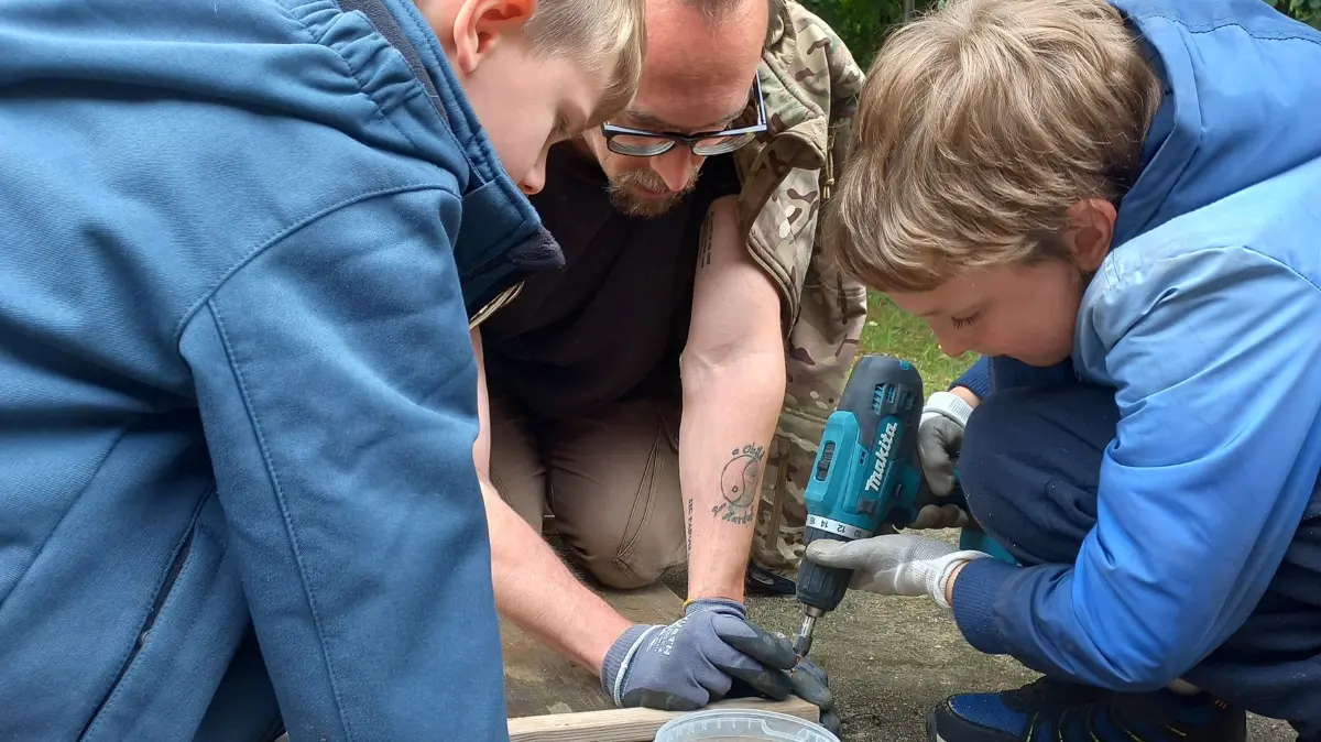 Auch handwerkliche Fähigkeiten erlernen die Grundschüler an der Privatschule des Vereins Wurzelwerk Lausitz in Drebkau bei Cottbus. Die Schülerzahl der erst 2025 eröffneten Schule wächst erstaunlich schnell.