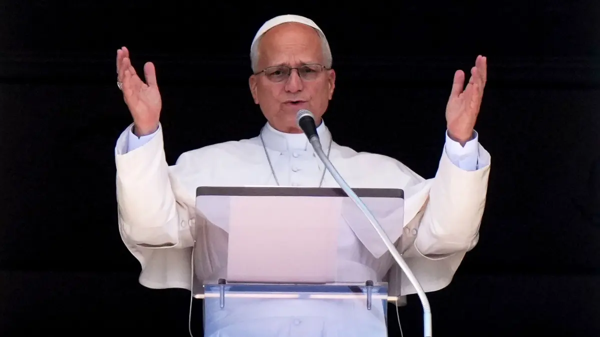 Papst Leo XIV.: Papst Leo XIV. erteilt seinen Segen, während er im Vatikan vom Fenster seines Arbeitszimmers mit Blick auf den Petersplatz das Mittagsgebet „Angelus“ spricht. (zu dpa: «Vatikan: Papst kann Krankenhaus verlassen»)