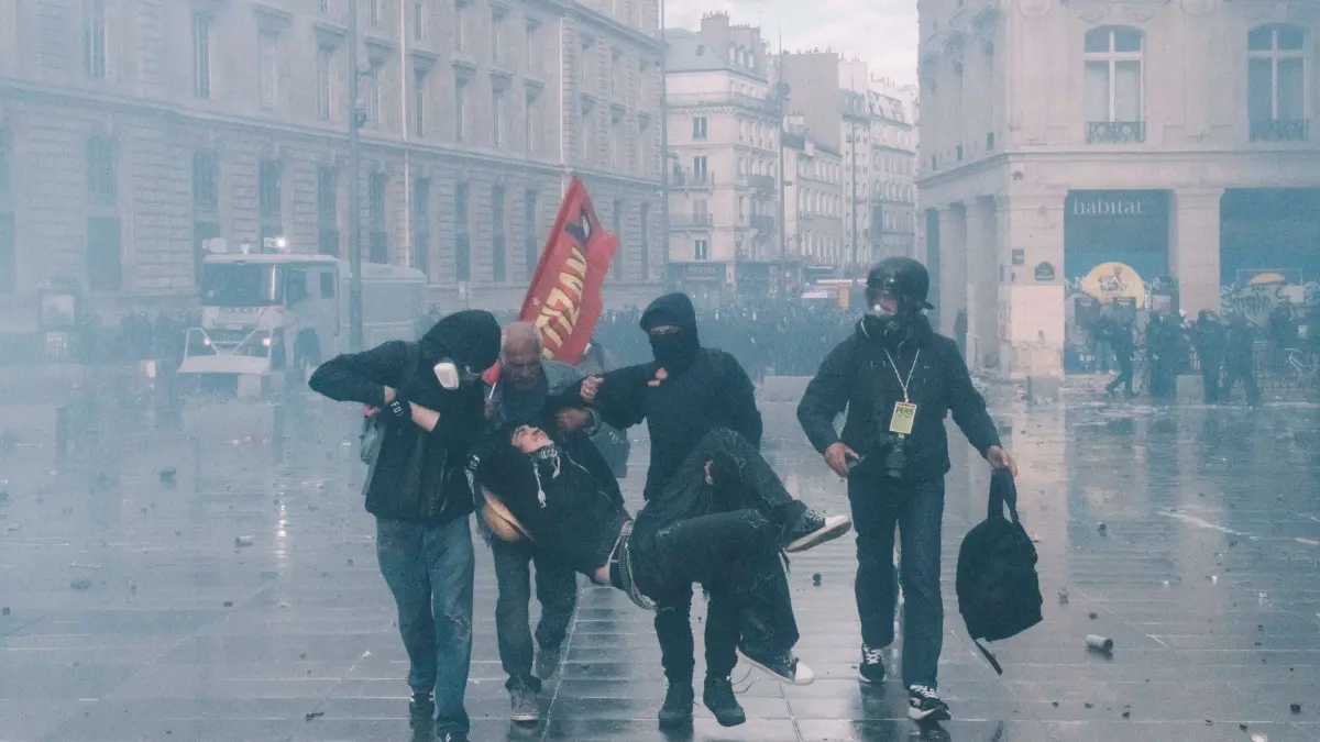 Protesttag in Frankreich: 17.10.2026, Frankreich, Paris: Demonstranten tragen einen Verletzten auf dem Place de la République. Foto: Fabian Suspensivo/ZUMA Press Wire/dpa +++ dpa-Bildfunk +++
