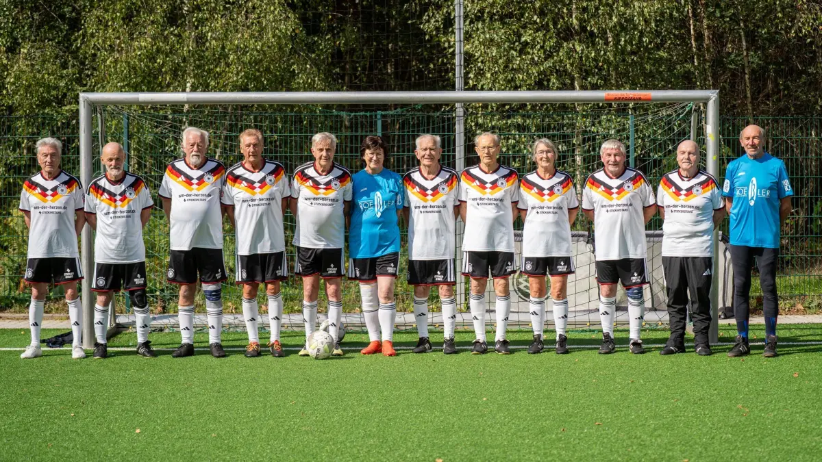 Die deutschen Ü80-Fußballer gewinnen den WM-Titel: Die deutsche Ü80 peilt den WM-Titel bei der Fußball-Weltmeisterschaft in Australien an. Mit dem WM-Titel als Ziel reist die deutsche Ü80-Nationalmannschaft zur achten Ausgabe der 70 Plus Fußball-Weltmeisterschaft nach Australien. (zu dpa: «Deutsche Ü80-Senioren gewinnen Fußball-Weltmeisterschaft»)