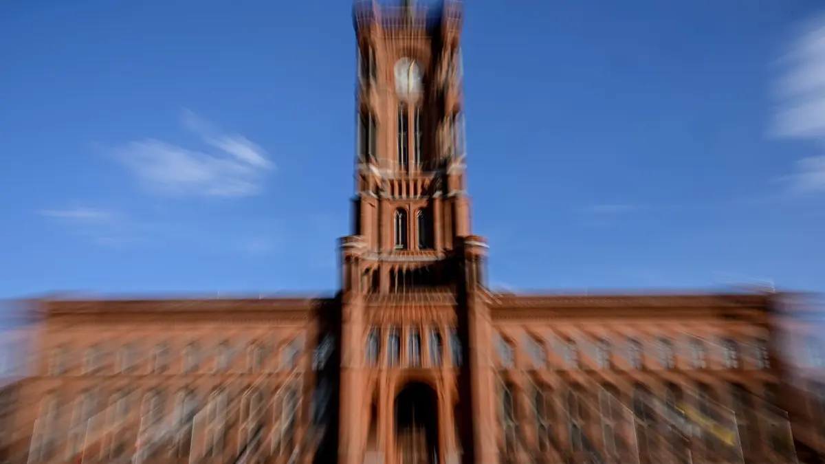 Rotes Rathaus in Berlin: Das Rotes Rathaus – der Amtssitz des Regierenden Bürgermeisters von Berlin und der Senatskanzlei. (zu dpa: «Durchbruch bei Sondierungen zur Regierungsbildung in Berlin»)