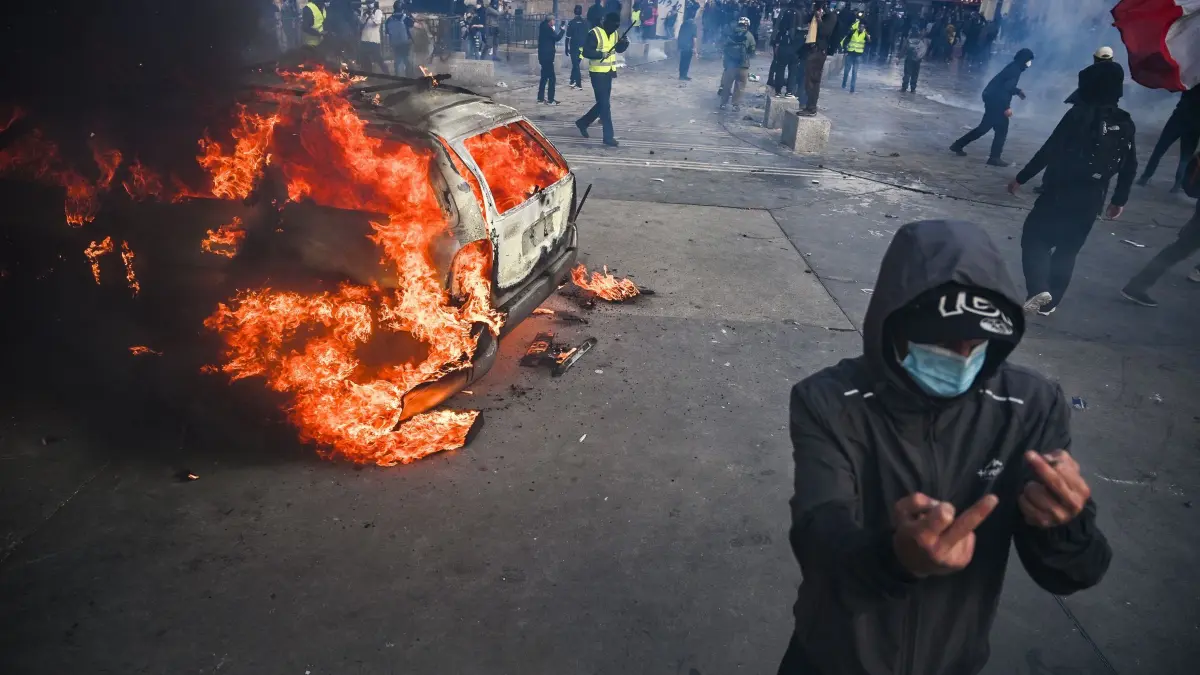 Protesttag in Frankreich: 17.10.2026, Frankreich, Paris: Auf dem Place de la République brennt ein Auto während es zu Zusammenstößen zwischen Demonstranten und Polizeikräften kommt. Foto: Julien Mattia/Le Pictorium via ZUMA Press/dpa +++ dpa-Bildfunk +++