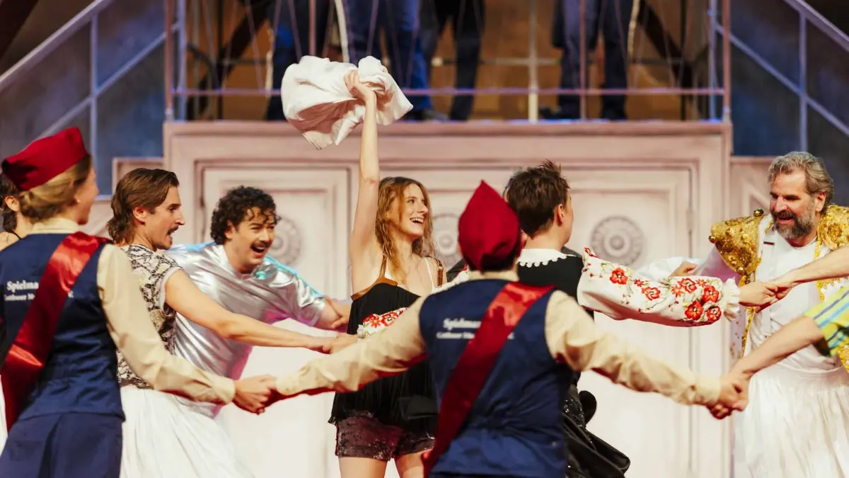 Ausgelassen: das Ensemble in Peter Hacks "Der Frieden" am Staatstheater Cottbus.