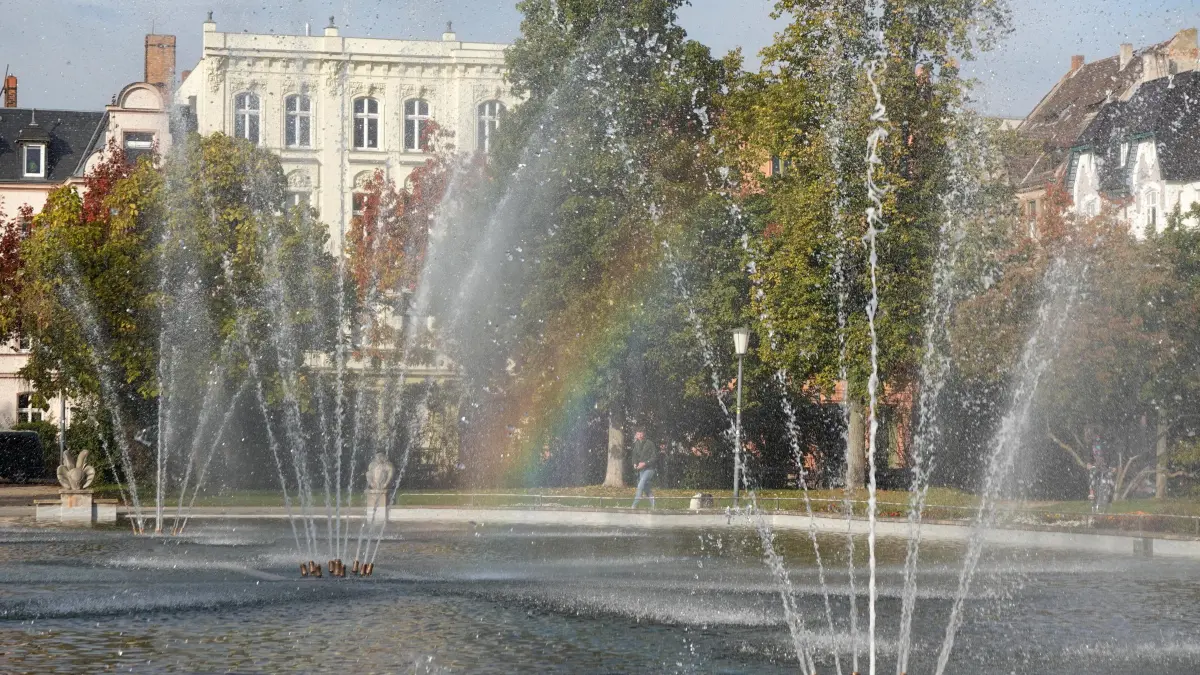 Luft Brunnen Schillerplatz Okt 2026: Fontänen auf dem Schillerplatz sprudeln wieder
Die Fontänen im Brunnen am Schillerplatz in Cottbus am Großen Haus des Cottbuser Staatstheaters sprudeln seit einigen Tagen wieder. Mehrere Monate wurde die Technik inklusive Pumpen, Düsen, Leitungen, Steuertechnik und Beleuchtung erneuert. Die Gesamtkosten beliefen sich auf rund 425.000 Euro, finanziert durch das Bund-Länder-Programm „Zukunftsfähige Innenstädte und Zentren“ sowie das Denkmalschutz-Sonderprogramm. Nun können sich die Spaziergänger noch einige Tage an den lange vermissten Fontänen erfreuen, bevor sich der Brunnen dann in die Winterpause verabschiedet.