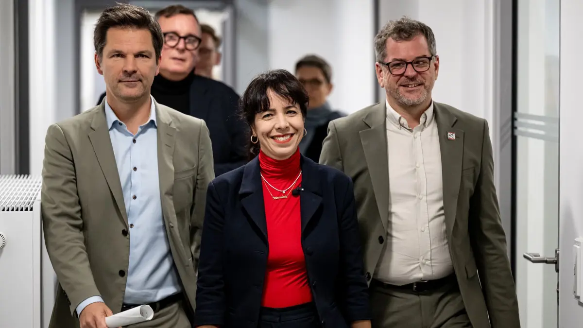 Pressekonferenz zu Sondierungsgesprächen Berlin: Steffen Krach (SPD, l-r), Berliner SPD-Fraktions- und Landesvorsitzender, Elif Eralp, Fraktionsvorsitzende der Partei Die Linke im Berliner Abgeordnetenhaus, und
Werner Graf (Bündnis 90/Die Grünen), Co-Vorsitzender der Grünen Fraktion im Berliner Abgeordnetenhaus, kommen zu einer Pressekonferenz im Haus der Statistik. Anlass ist die Einigung bei den Sondierungsgesprächen nach der Wahl zum Abgeordnetenhaus. (zu dpa: «Rot-Grün-Rot in Berlin auf Koalitions- und Enteignungskurs»)