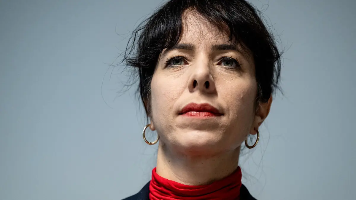 Pressekonferenz zu Sondierungsgesprächen Berlin: Elif Eralp, Fraktionsvorsitzende der Partei Die Linke im Berliner Abgeordnetenhaus, aufgenommen auf einer Pressekonferenz im Haus der Statistik. Anlass ist die Einigung bei den Sondierungsgesprächen nach der Wahl zum Abgeordnetenhaus. (zu dpa: «Rot-Grün-Rot in Berlin auf Koalitions- und Enteignungskurs»)