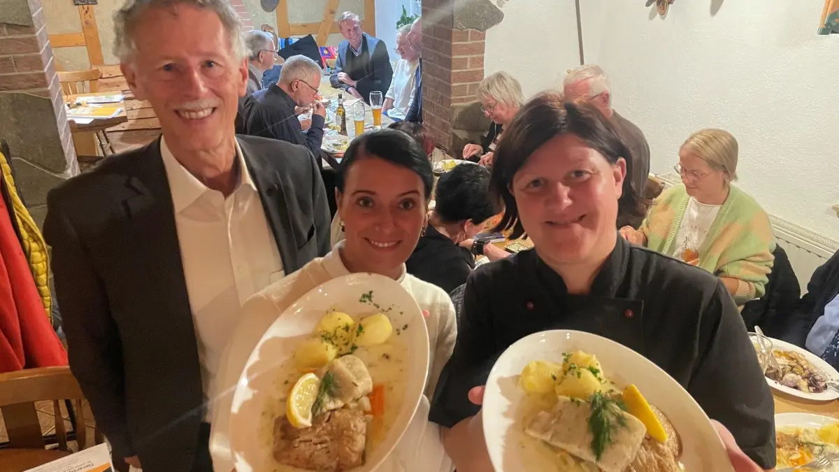 Frischer geht nicht: Fisch aus der Teichwirtschaft Thalberg zwei Kilometer um die Ecke in der Keilerschänke zubereitet. Fränze Lübkow und Manja Gröger (r.) präsentieren das neue Angebot. Weshalb der Lions Club Elsterwerda –-Bad Liebenwerda mit seinem Präsidenten Egon Schaueble zum Tester wurde.
