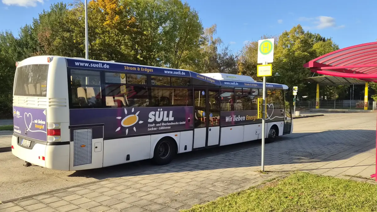 Ein Linienbus der Kraftverkehrsgesellschaft Dreiländereck aus Zittau (KVG) an der Haltestelle in der Straße des Friedens in Lübbenau.