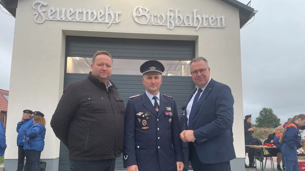 Thomas Trodler war lange Zugführer vom Löschzug II der Stadt Sonnewalde, zu dem die Großbahrener gehören. Er kämpfte ebenfalls intensiv um den Neubau eines Feuerwehrgerätehauses in Großbahren. Hier fachsimpelt er mit dem Amtsdirektor Marten Frontzek (li.) und dem Vizepräsidenten des Landtages Brandenburg, Rainer Genilke, über die Ausstattung der Dörfer mit notwendiger Infrastruktur.