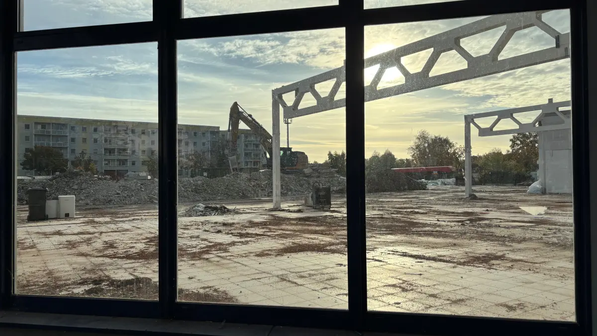 Die Bauarbeiten für den neuen Rewe-Markt an der Zuschka werden noch bis November 2027 andauern.