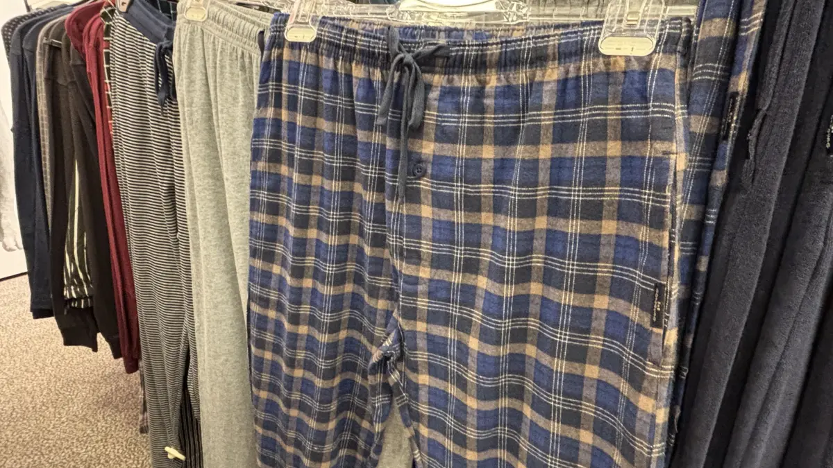 Pyjama, neue Schlafhosen für Männer aus einem Bekleidungsgeschäft, Schlafanzug (Symbolbild)