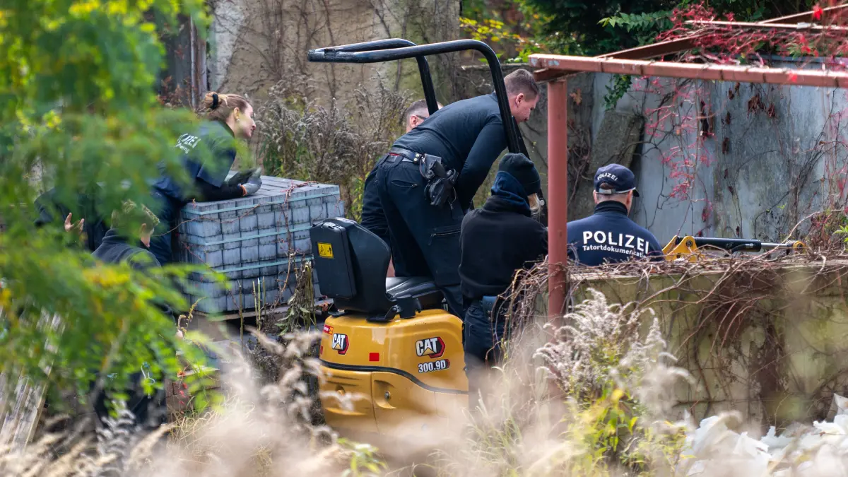 Polizisten untersuchen mit einem Bagger ein Grundstück. Im Fall der seit mehr als sechs Jahren vermissten Rebecca aus Berlin-Neukölln sucht die Polizei auf einem Grundstück in Brandenburg nach Beweismitteln wegen des Verdachts eines Tötungsdelikts. +++ dpa-Bildfunk +++