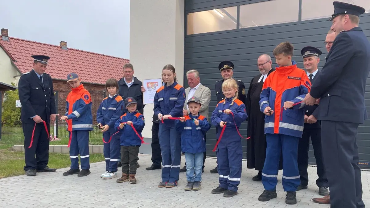 Die Mitglieder der Jugendfeuerwehr Großbahren hatten die Ehre, das Band zur Eröffnung des neuen und ersten Gerätehauses durchzuschneiden.