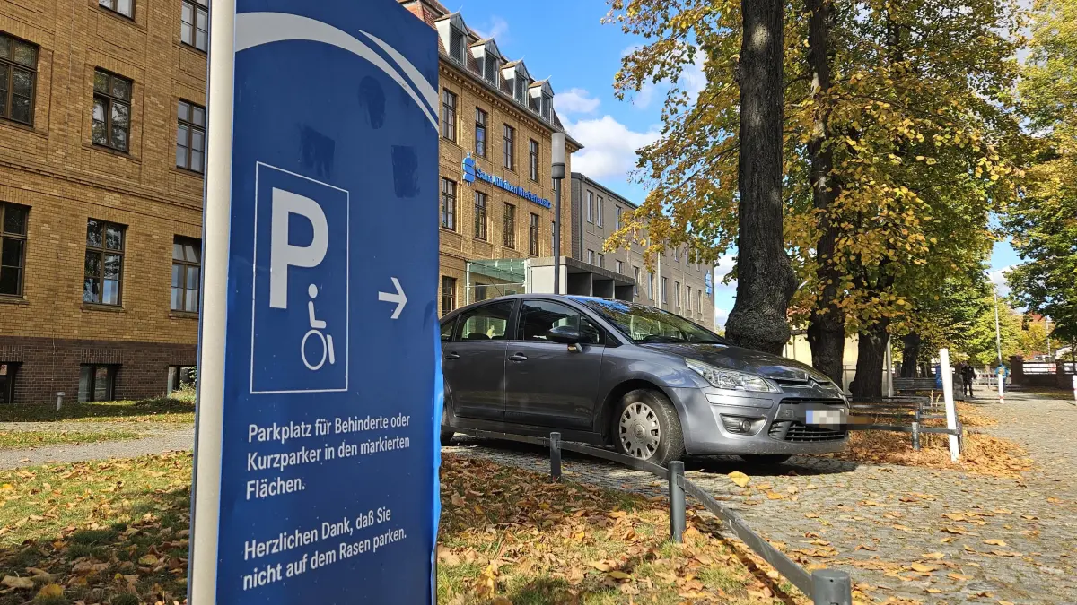 Er wollte nur einen frisch operierten Bekannten abholen: Harald Schulz aus Gröden stellte sein Auto mangels freier regulärer Parkplätze auf einem Behindertenparkplatz an den Sana Kliniken Niederlausitz in Senftenberg ab. Dafür erhielt er eine Verwarnung über 55 Euro.