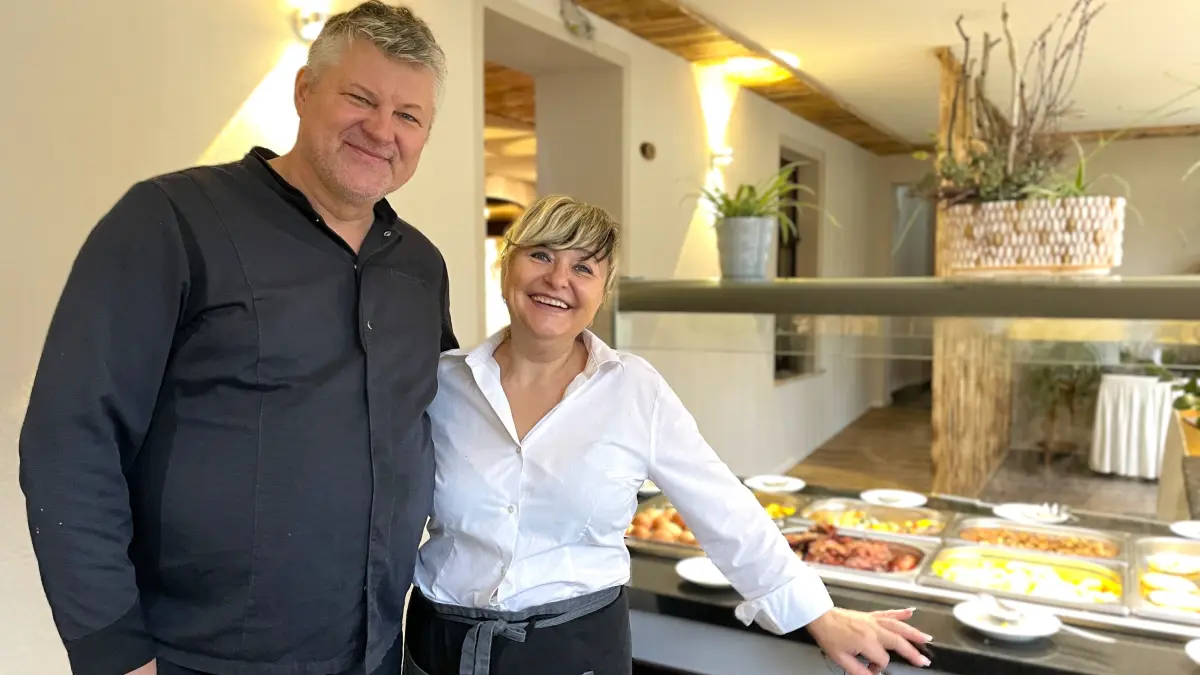 Frank und Olga Müller, Chefs des Restaurants wild& würzig in Straupitz, am 18.10.2026 vor dem Brunchbuffet