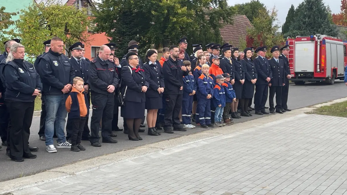 Aufstellung der Kameraden zur feierlichen Einweihung des Feuerwehrgerätehauses in Großbahren nach vielen Jahren de sKampfes.