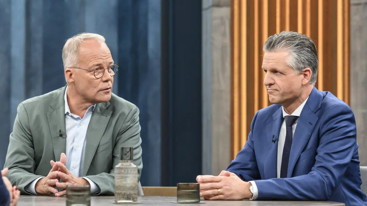 im Bild v.l.: Matthias Miersch, Vorsitzender SPD-Bundestagsfraktion, Thorsten Frei, Vorsitzender CDU/CSU-Bundestagsfraktion GER, Berlin, Studio, zu Gast bei - Caren Miosga, Polittalk, TV, Format, Das Erste, aus Berlin Adlershof - am Studio 20, Thema: Vertrauenskrise in der Koalition - wie können Reformen jetzt gelingen 18.10.2026, *** Pictured, from left: Matthias Miersch, Chair of the SPD parliamentary group in the Bundestag Thorsten Frei, Chair of the CDU/CSU parliamentary group in the Bundestag GER, Berlin, studio, guests on Caren Miosgas Polittalk, TV show, Das Erste, from Studio 20 in Berlin-Adlershof topic: crisis of confidence in the coalitionhow can reforms succeed now October 18, 2026, Copyright: HMBxMedia/UwexKoch