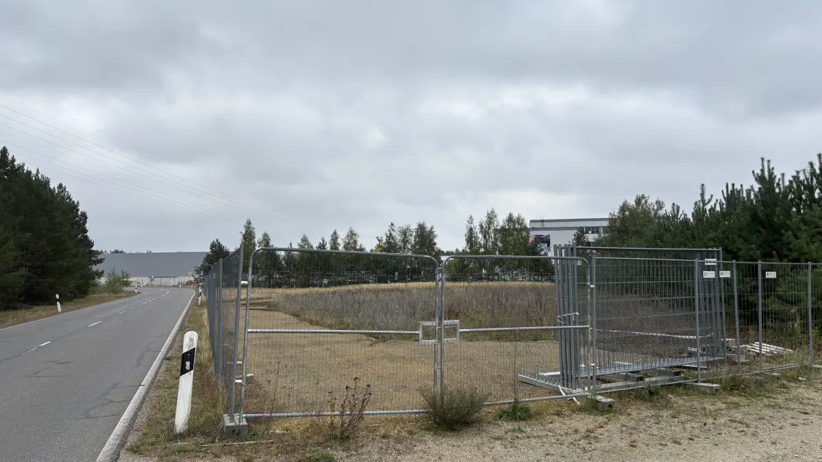 Im Gewerbegebiet Woschkower Weg der Stadt Großräschen sollen zwei Batteriespeicher entstehen. Hier die Baustelle in der Robert-Voigt-Straße, auf der das Unternehmen Tricera bereits 2025 bauen wollte.