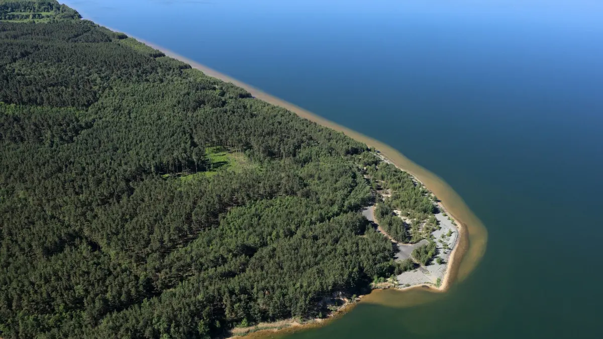 Blick auf die Ostböschung des Bärwalder Sees - sie befindet sich im Bereich zwischen Klitten und Boxberg.