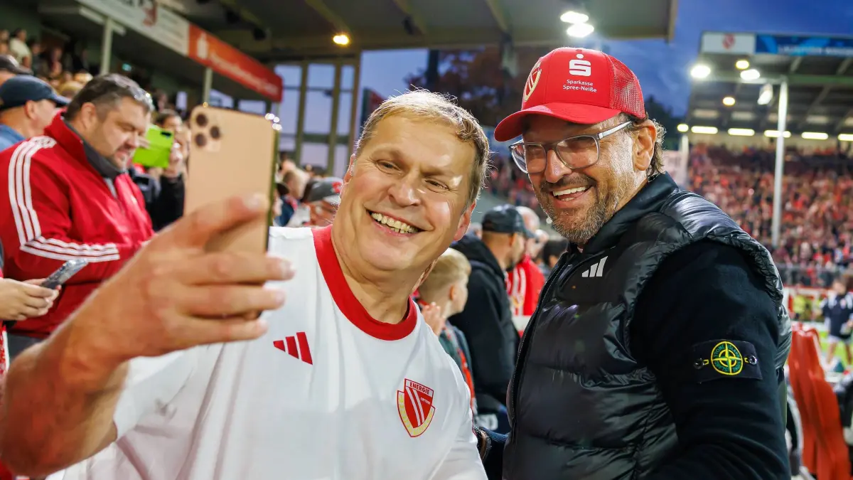 FC Energie Cottbus - 1. FC Nürnberg: 16.10.2026 - Fussball - Saison 2026 2027 - 2. Fussball - Bundesliga - 08. Spieltag: FC Energie Cottbus FCE - 1. FC Nürnberg FCN Club - Sportfoto Zink / DaMa - xdaxmax - DFL regulations prohibit any use of photographs as image sequences and/or quasi-video - only for editorial use - Claus-Dieter Wollitz Trainer Energie Cottbus macht Selfies Zuschauer / Publikum / Fans *** October 16, 2026 Soccer Season 20262027 Matchday 2 Bundesliga FC Energie Cottbus FCE 1 vs. FC Nürnberg FCN Club Sports Photo by Zink DaMa xdaxmax DFL regulations prohibit any use of photographs as image sequences and/or quasi-video for editorial use only Claus Dieter Wollitz, coach of Energie Cottbus, takes selfies with spectators, the crowd, and fans