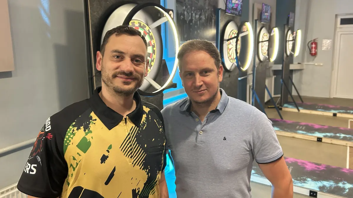 xDartz ist eine neue Software made in Finsterwalde. Hinter dem Projekt steckt ein Duo, das unterschiedlicher kaum sein könnte: Denis Krüger (r.) tüftelt im Hintergrund, Uwe Syrbe übernimmt das Reden.