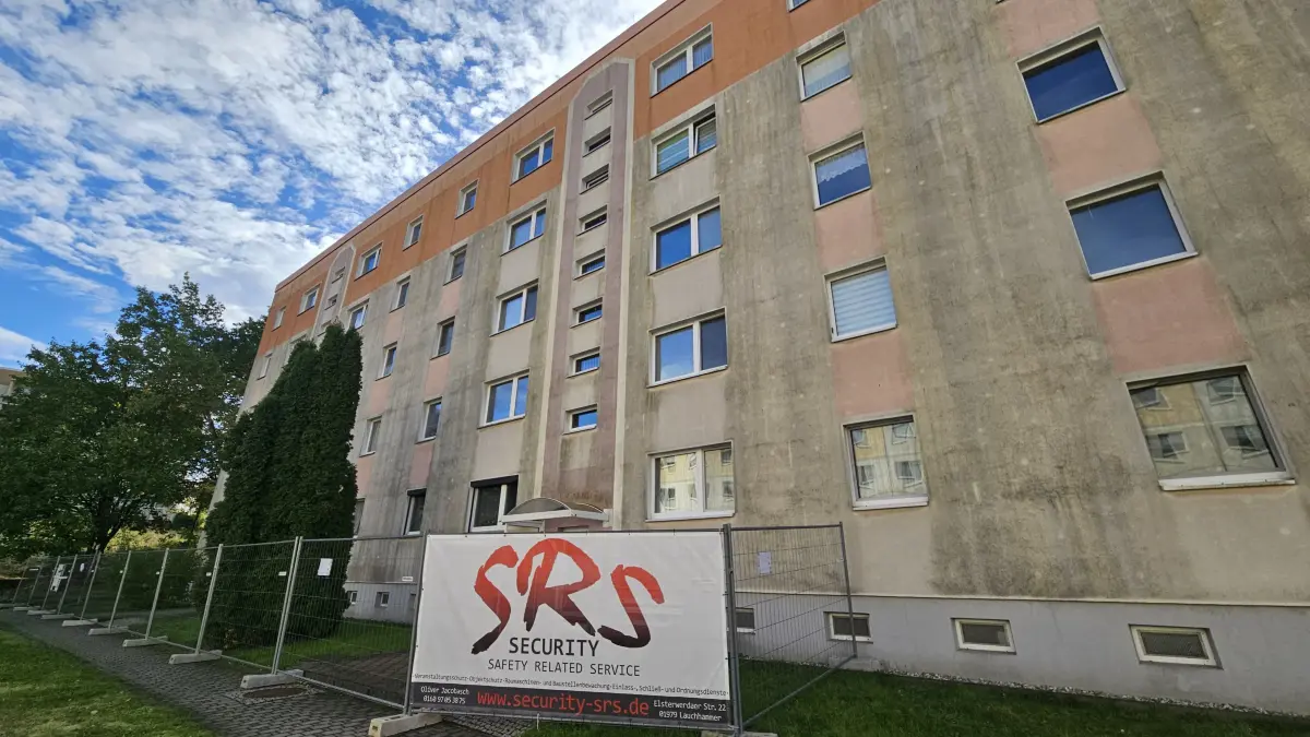 Der Wohnblock in der Weinbergstraße 54 bis 58 in Lauchhammer ist nach massiven Rissen an der Fassade teils abgesperrt. Die Standsicherheit des Gebäudes soll nun ein Prüfingenieur bewerten.