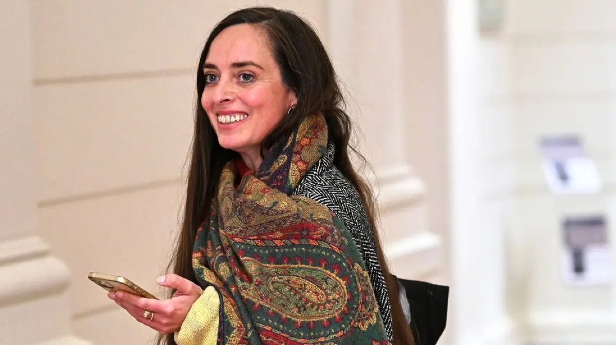 Vanessa Emde (Die Linke) kommt im Berliner Abgeordnetenhaus zu einer Fraktionssitzung ihrer Partei.