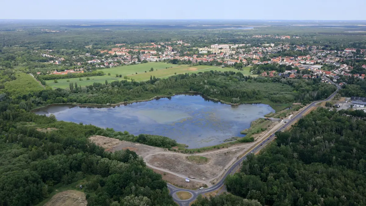Der Kuthteich an der B 169 in Lauchhammer soll zu einem naturnahen Erholungsgebiet mit Beobachtungsmöglichkeiten für Wildvögel und Spielplatz sowie Fuß- und Radweg gestaltet werden.