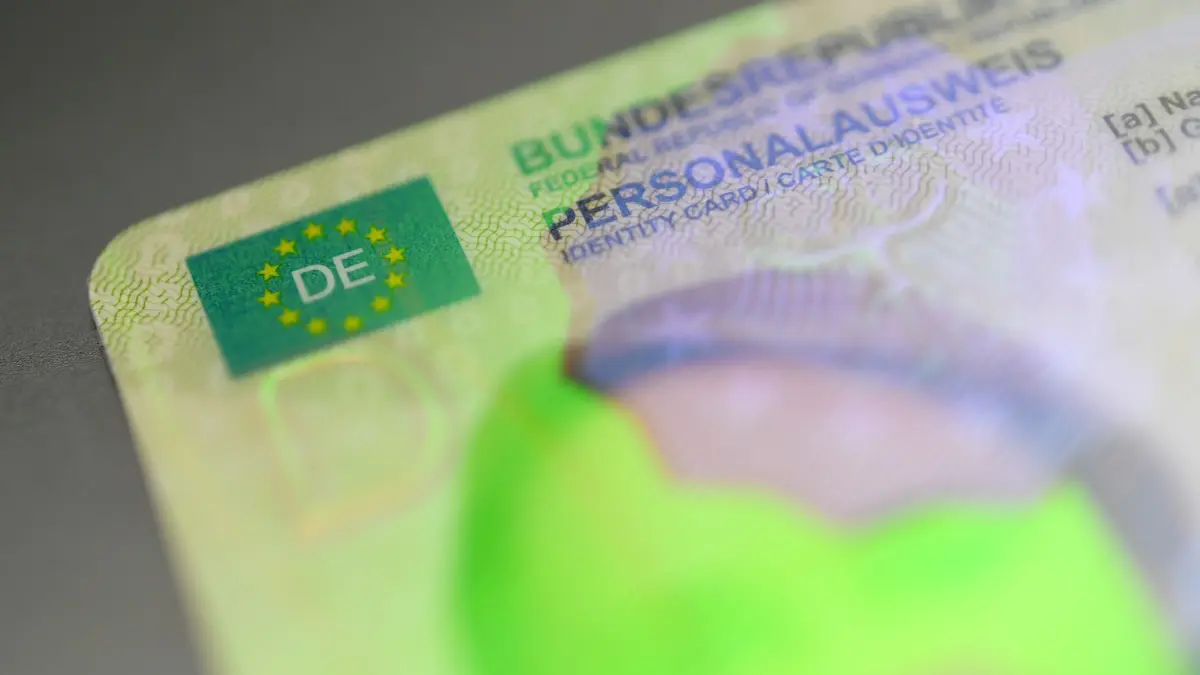 Das Identigram auf einem deutschen Personalausweis: Farbspiel beim Kippen des Ausweises: Neben dem Identigram sollten auch Angaben, Schriftbild und Lichtbild geprüft werden, rät das LKA Niedersachsen. (zu dpa: «Gefälschte Ausweise erkennen: Hierauf sollten Sie achten»)