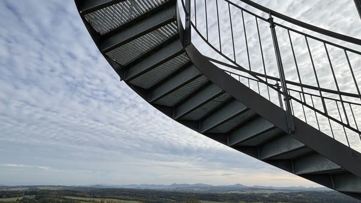 Scheinbar freischwebend ist diese Treppe, die hinauf zur Aussichtsplattform des neuen Turmes auf dem Jüttelsberg (Jitrovnik) im Schluckenauer Zipfel führt.