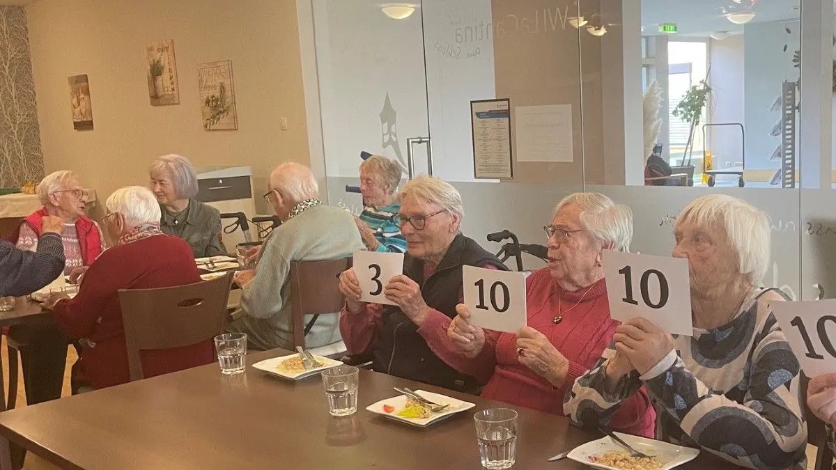 Else Zoch, mit ihrem blau-weiß-schwarz geringelten Pullover, ist 96 Jahre alt. Die lebt im Seniorenzentrum Am Schloss in Finsterwalde und mischt sich mit klarer Meinung und viel Lebensfreude aktiv in den Alltag ein. Auch beim Thema Essen steht sie beispielhaft für Senioren, die nicht nur versorgt, sondern ernst genommen und beteiligt werden wollen.