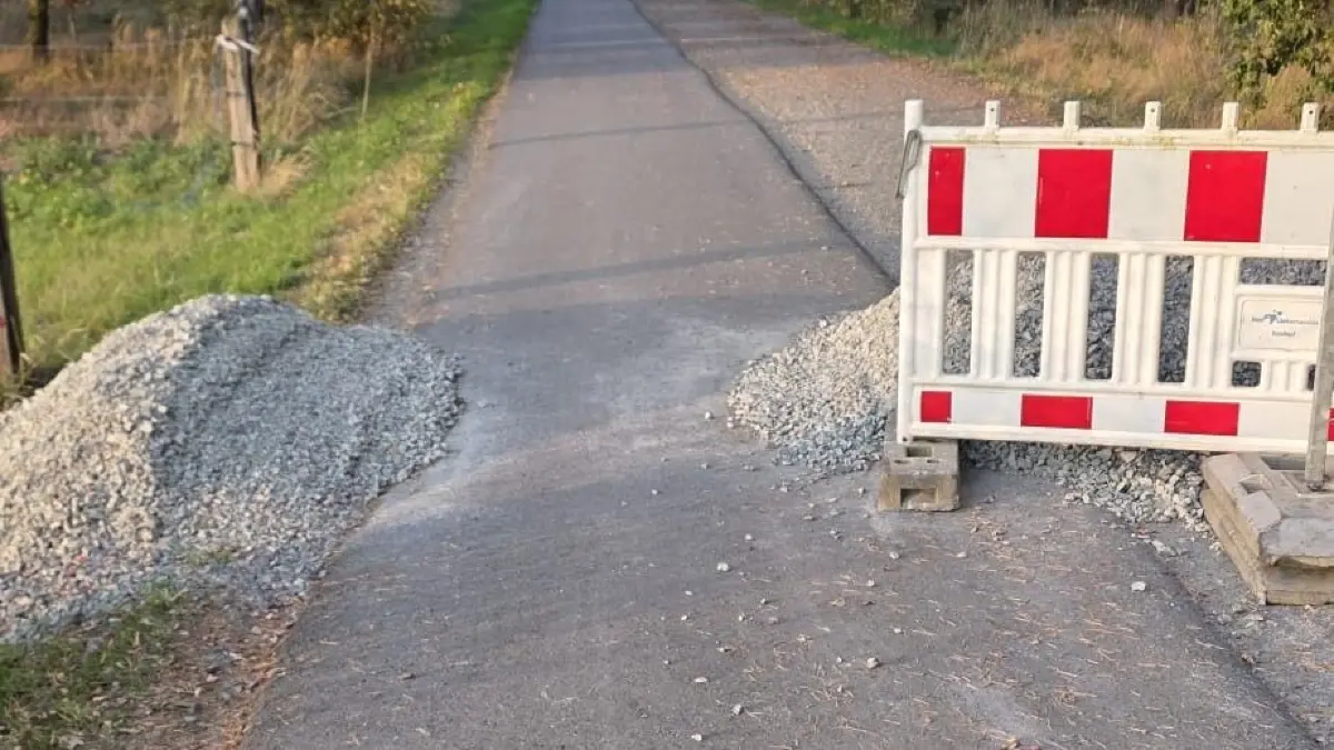 Sperrung missachtet. Auch nach Vollsperrung des Weges zwischen Dobra und Theisa befahren motorisierte Fahrzeuge den Abschnitt. Der aufgetürmte Schotterberg wird einfach breitgefahren. Kann die Vollsperrung jetzt durchgesetzt werden?