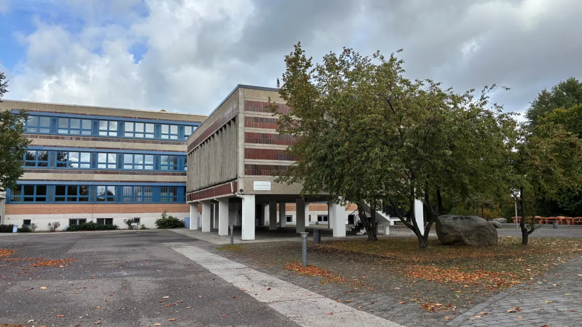 Das Humboldt-Gymnasium in Cottbus liegt im Stadtteil Schmellwitz. Er hat einen Schulpartnerschaft mit dem Collège Marais de Villiers in Montreuil.