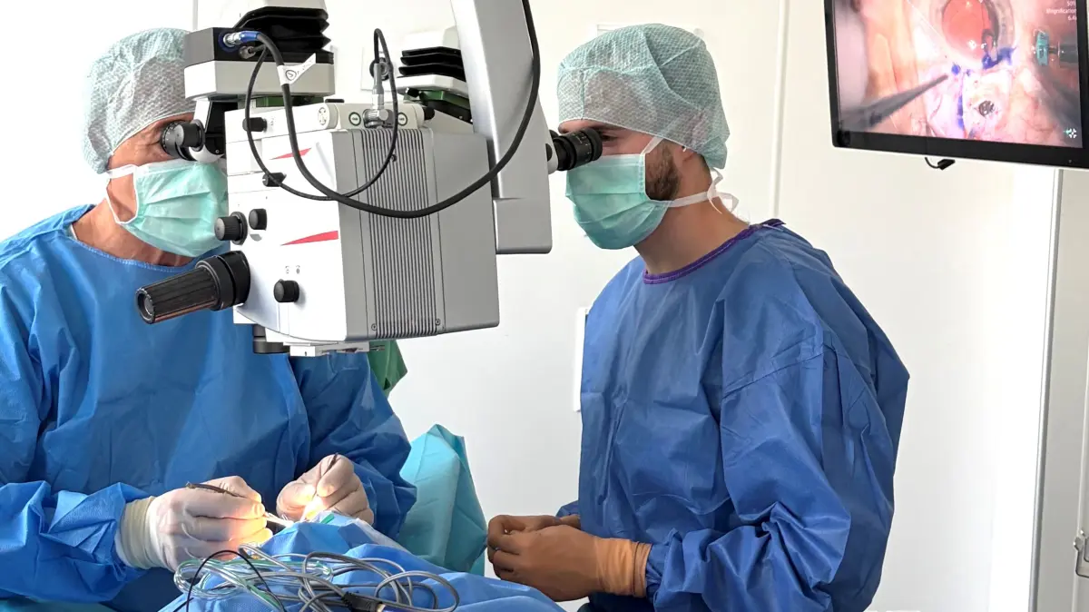 Ein Meilenstein in der Augenheilkunde: An der MUL-CT hat Prof. Helmut Sachs (l.) erstmals ein winziges Implantat in Größe eines Reiskorns eingesetzt.