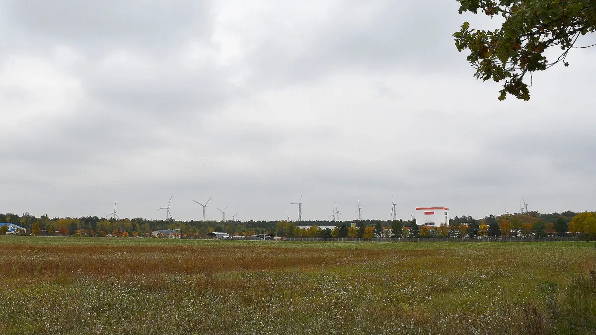Blick auf das im Industrie- und Gewerbegebiet Ost nahe der Bundesstraße 156 östlich des Spremberger Stadtzentrums. Nördlich von Bahnhofstraße, Forster Landstraße (B 156) und der Bahnstrecke Cottbus–Görlitz soll die Biomethanfabrik gebaut werden. Die Ortsteile Cantdorf und Sellessen grenzen an.