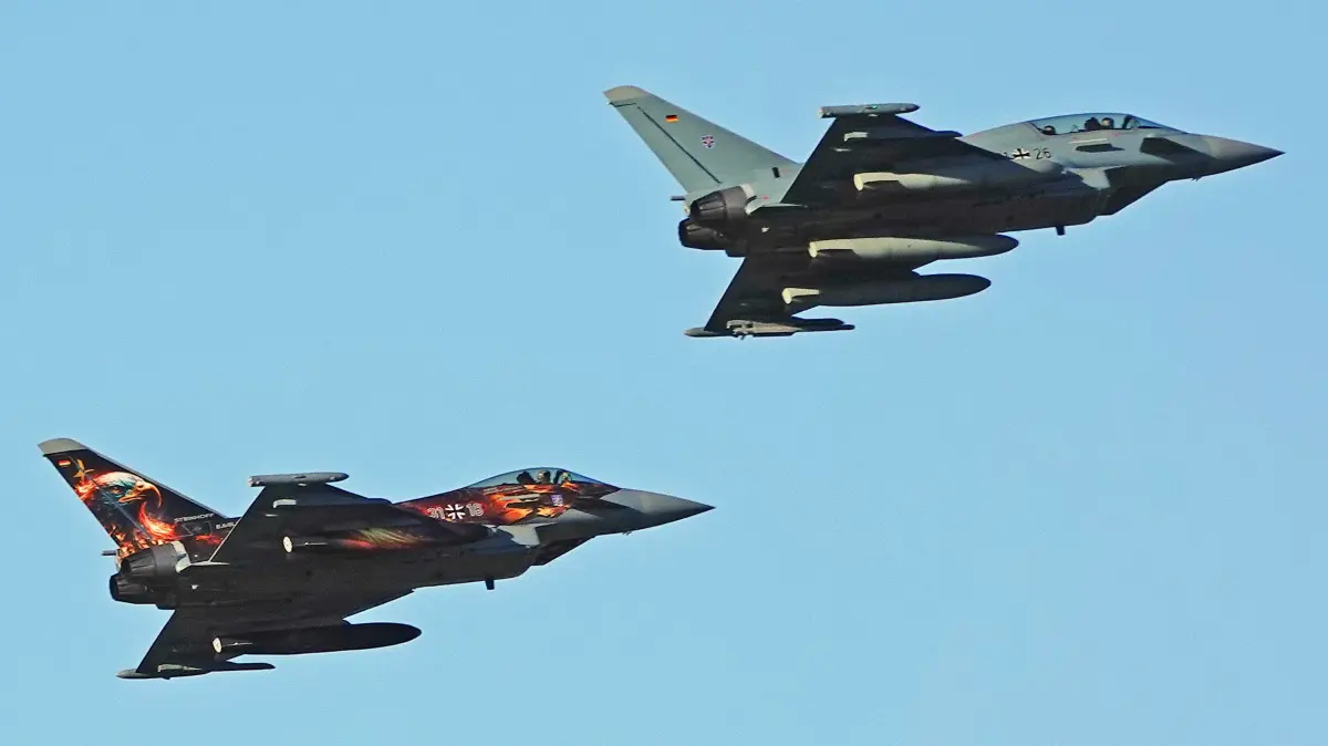 Die beiden Eurofighter und die Regierungsmaschine über dem Flughafen BER, fotografiert von Planepotter Tino Lehmann.