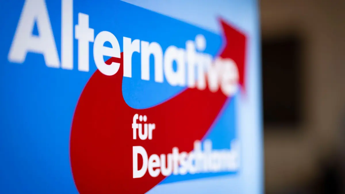 Aufsteller mit dem Schriftzug „Alternative für Deutschland“: Aufsteller mit dem Schriftzug «Alternative für Deutschland» und dem Logo der AfD. (zu dpa: «Hacker greifen E-Mail-Konten der AfD an»)
