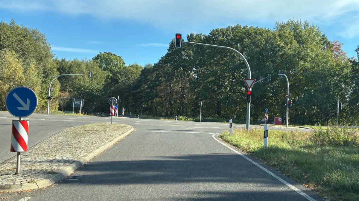An dieser Ampel an der B168 wäre es im März 2026 fast zu einem schweren Unfall gekommen. Ein BMW-Fahrer rast auf der Flucht vor der Polizei über die rote Ampel.