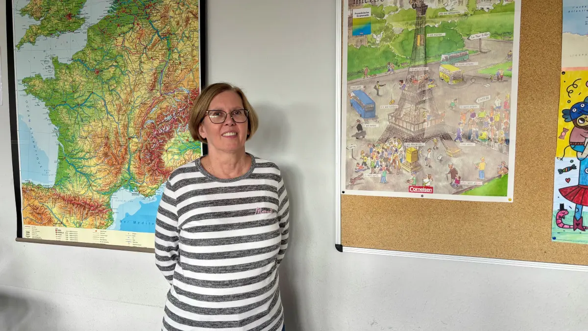 Annett Engler ist seit 2024 Leiterin des Humboldt-Gymnasiums in Cottbus. Sie unterrichtet auch Französisch an dieser Schule und hat viele Klassen auf Reisen nach Montreuil begleitet.