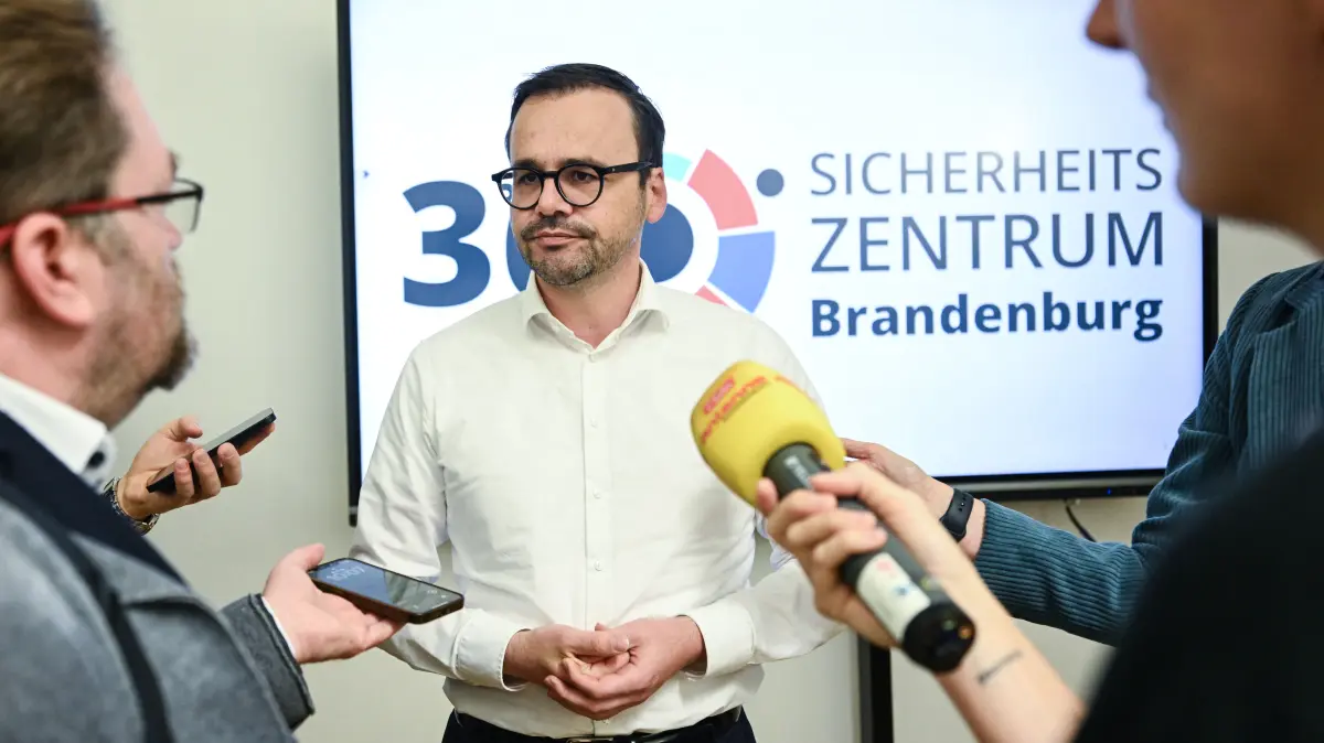 Brandenburgs Innenminister Jan Redmann (CDU) bei der Eröffnung des 360-Grad-Sicherheitszentrums Brandenburg. In dem Gremium sollen Vertreter der Polizei sowie weitere Sicherheitsakteure des Landes Wissen austauschen.