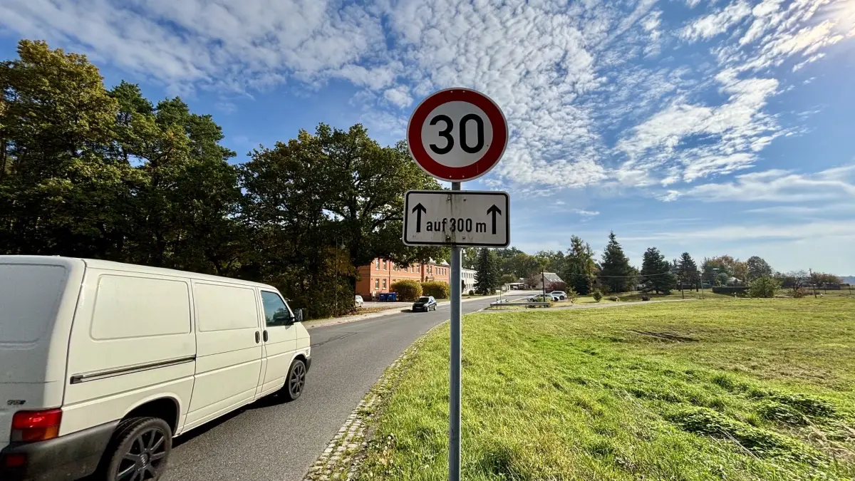 Derzeit sind auf der Schulstraße in Sagar (Gemeinde Krauschwitz) auf 300 Metern Tempo 30 festgelegt, doch das soll sich bald ändern.