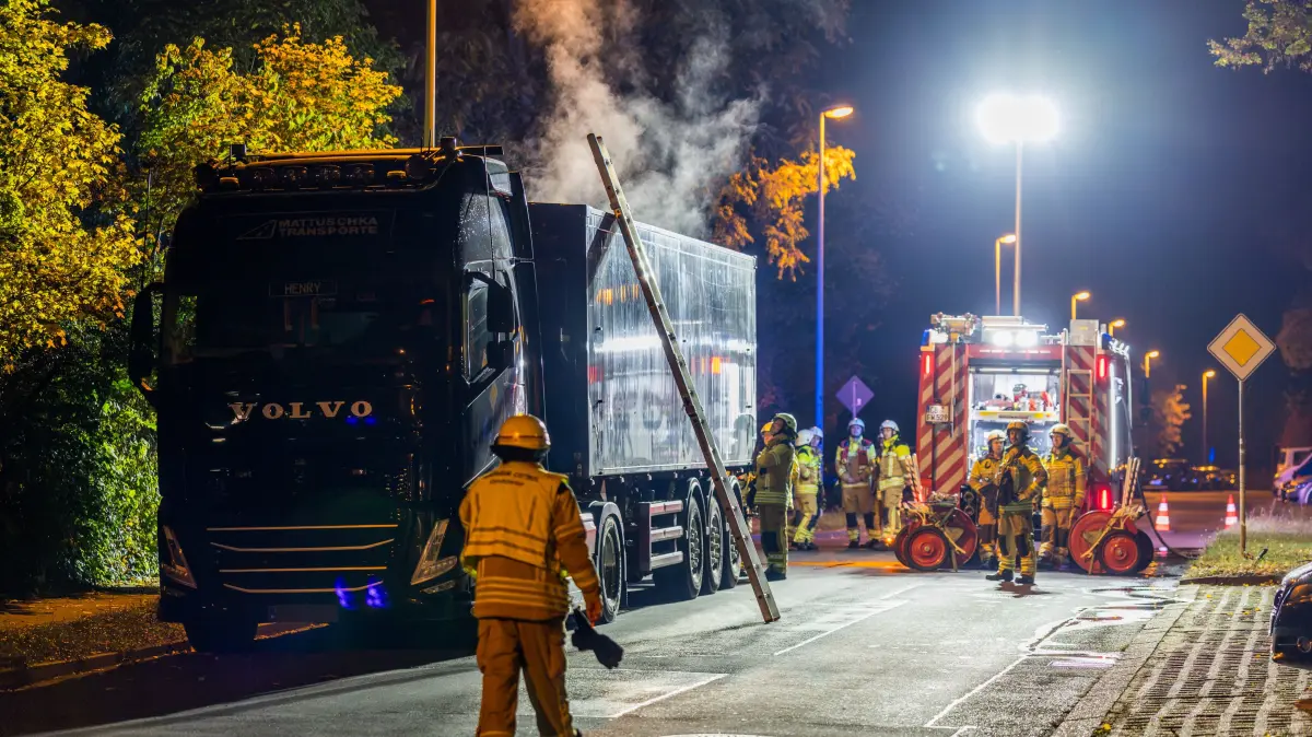 Feuerwehreinsatz in Cottbus-Ströbitz. Alarm wird am Mittwochabend (21. Oktober 2026) wegen eines Lkw-Brandes ausgelöst. Warum sich der Fall in heiße Luft ausgelöst hat.