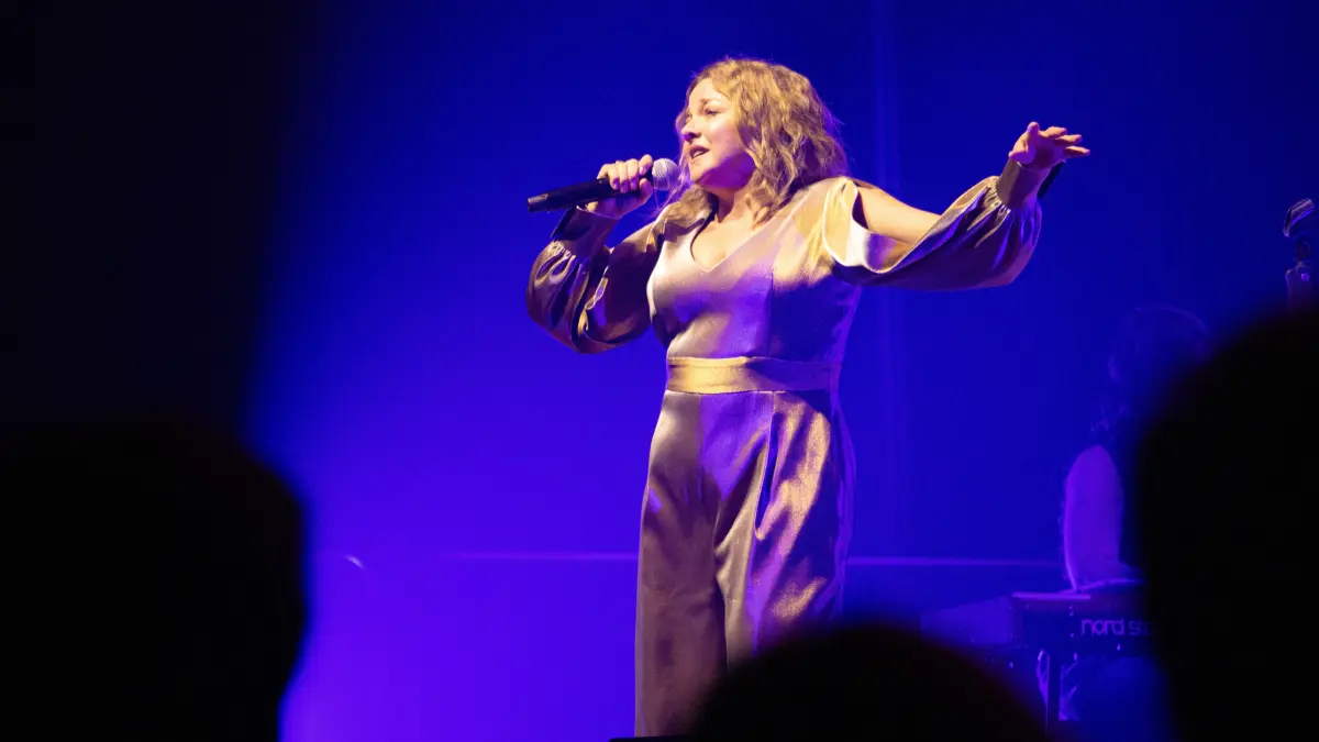 Bringt in Cottbus ihre Chansons zum Schweben: Annett Louisan bei ihrem Konzert in der Stadthalle