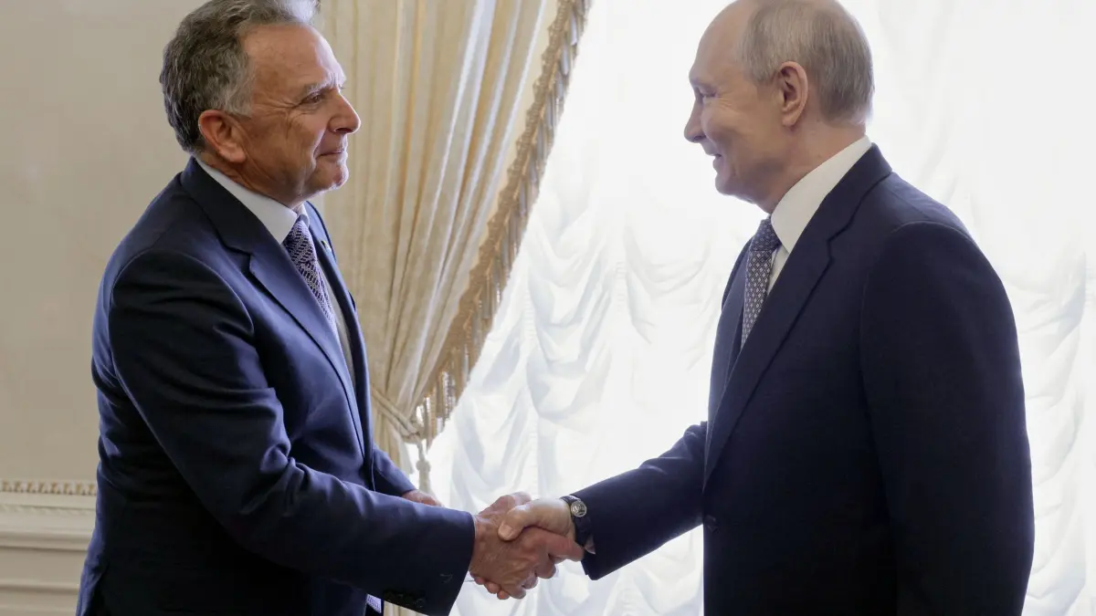 Ukraine-Krieg: Putin beginnt Gespräche mit US-Unterhändlern: Auf diesem von der staatlichen russischen Nachrichtenagentur Sputnik via AP veröffentlichten Foto empfängt der russische Präsident Wladimir Putin (r) Steve Witkoff, Sonderbeauftragter des US-Präsidenten Trump, vor den Gesprächen im Konstantin-Palast in Strelnya. (zu dpa: «Russland zu neuem Dreiertreffen mit USA und Ukraine bereit»)