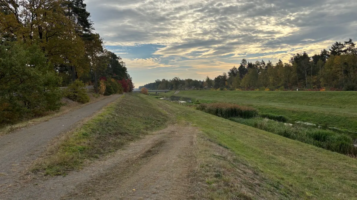 Impression von der Schwarzen Elster zwischen der Brücke an der Geierswalder Kortitzmühle und dem Brandenburger Tor. Dort ist der Landkreis Bautzen für den Radwegbau zuständig.