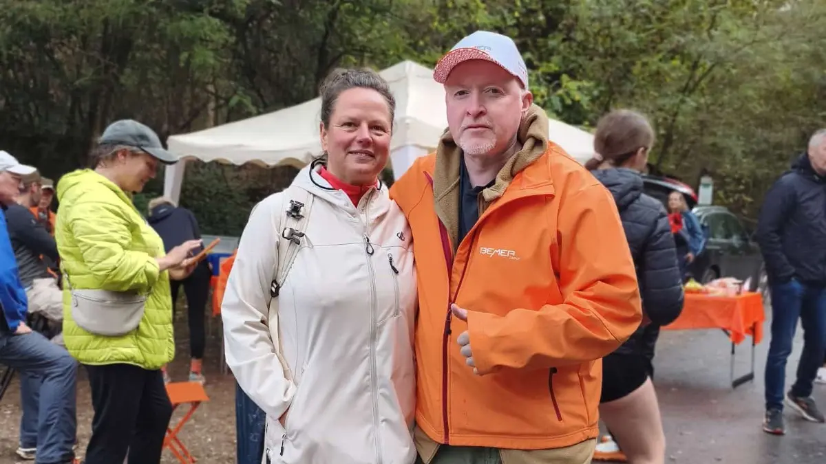 Andrea Kilz erreichte gemeinsam mit den anderen Teilnehmern das Ziel des Charity-Walks in Lohmar. Dort entstand mit Joey Kelly auch dieses Erinnerungsfoto.