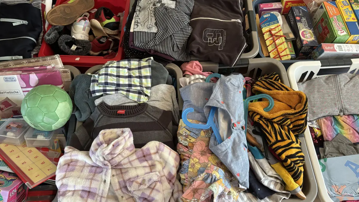 Flohmarkt für Kinder- und Babysachen: Im Angebot ist alles, was für Babys und Kleinkinder nützlich ist – und zum Wegwerfen zu schade: Kleidung, Schuhe, Spielzeug.
