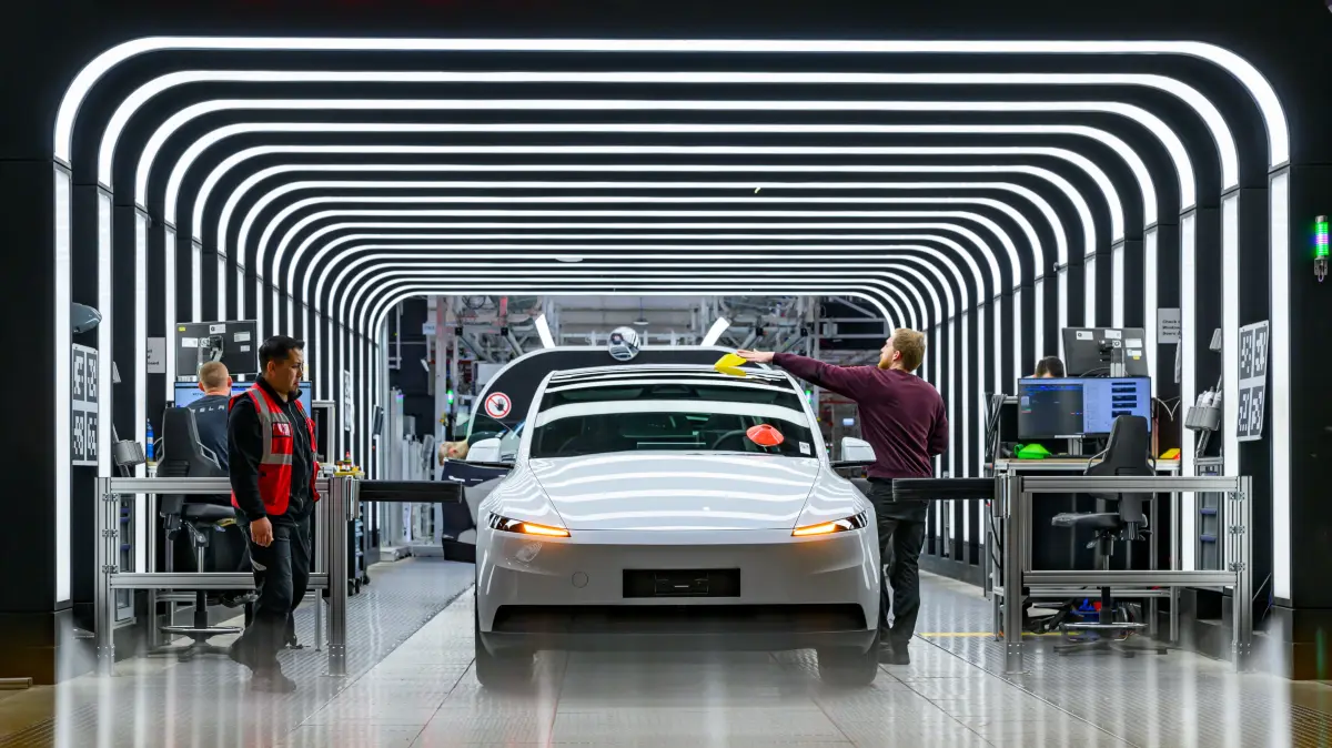 In der Gigafactory Berlin-Brandenburg werden Fahrzeuge vom Typ Tesla Model Y bei der Endkontrolle überprüft. Der US-Elektroautobauer Tesla will die Zahl der Beschäftigten in seinem einzigen europäischen Autowerk in Grünheide bei Berlin kurzfristig um 1.000 aufstocken. Das teilte das Unternehmen der Deutschen Presse-Agentur mit. Damit würden dort 11.700 Menschen arbeiten. Tesla begründet die Steigerung mit gestiegener Nachfrage. Vor etwas mehr als zwei Jahren arbeiteten dort rund 12.400 Beschäftigte. +++ dpa-Bildfunk +++