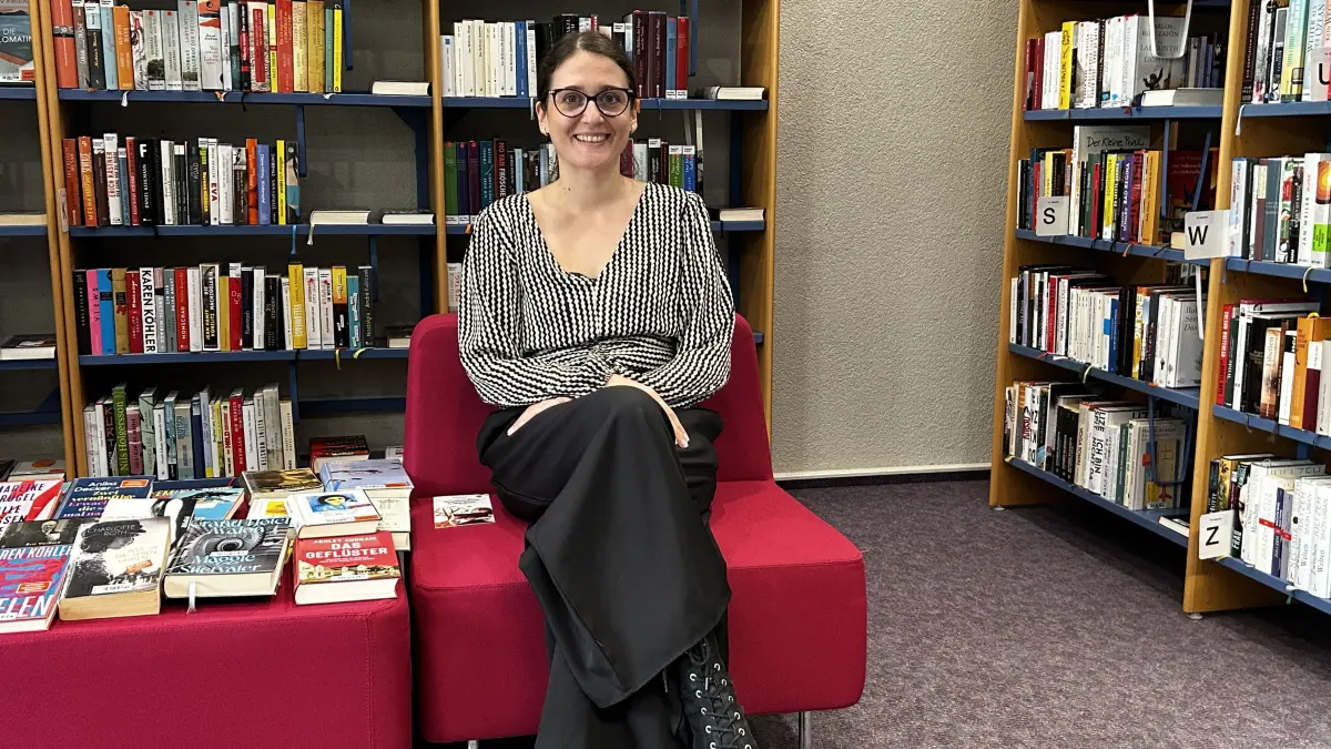 Maja Kos, die Leiterin der Stadtbibliothek Hoyerswerda, freut sich über die wichtige Auszeichnung.